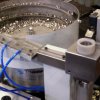 Attrezzatura per la selezione automatica e orientamento perno a 2 diametri con relativo prelievo